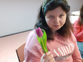 Dziewczyna pokazuje tulipana
