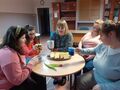 Dziewczyny piją herbatę i jedzą ciasto 