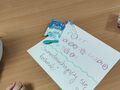 1. Wyszukiwanie samogłosek kartka z napisem samodmuchujący się balonik leży na stole