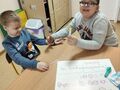 2. Poznanie składników do eksperymentu chłopcy siedzą przy stole