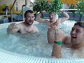 Trzech chłopców relaksuje się w jacuzi