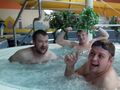 Trzech chłopców relaksuje się w jacuzi 