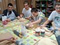 1.klasa II III PP i kl. VII VIII przygotowania do uczty pieczenie rogali dzieci siedzą przy stole i wałkują ciasto
