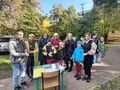 Na zdjęciu widzimy uczniów panie oraz panią dyrektor. Wszyscy znajdują się w parku który jest blisko szkoły. Dziewczynki i chłopcy będą rozwią