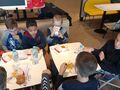 4. Uczniowie podczas jedzenia posiłku w McDonaldzie 