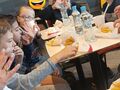 6. Uśmiechający się uczniowie w McDonaldzie 