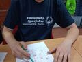 Uczeń znajduje się w klasie siedzi przy ławce wykonuje zadanie na karcie pracy 