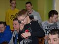 2. Chłopiec zgaduje zapach 