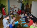 6. Podopieczni wykonują prace plastyczne pani zima choinka 
