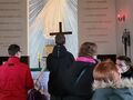 10. uczniowie na drodze krzyżowej trzymają krzyż w kościele