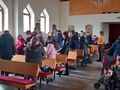 3. uczniowie na drodze krzyżowej stoją w kościele