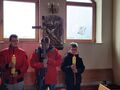 6. uczniowie na drodze krzyżowej trzymają krzyż i świece