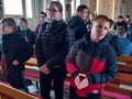 8. uczniowie i nauczycielka na drodze krzyżowej stoją w kościele