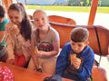 1. Uczniowie jedzą lody 