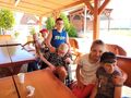 8. Dzieci pozują do zdjęcia 