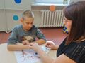 2. Uczeń maluje pracę plastyczną z pomocą nauczyciela 