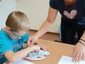 3. Uczeń wykonuje jesienne drzewo z pomocą nauczyciela 