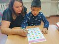 4. Dziecko rozwiązuje zagadki matematyczne z pomocą nauczyciela 