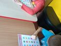5. Uczniowie wykonują zadanie matematyczne 