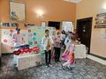 Chłopcy i dziewczyny tańczą do piosenki 