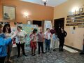 Uczniowie tańczą taniec z pokazywaniem 