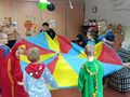 5. Uczniowie wraz z opiekunami podczas zabaw chustą animacyjną 