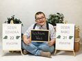 2. sesja zdjęciowa chlopiec siedzi na podłodze i trzyma w rękachtablicę z napisem kocham Was