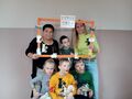 2. Uczniowie i nauczyciele ustawiają się do zdjęcia fotobudka. 