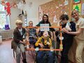 5. Uczniowie i nauczyciele pozuja do zdjęcia fotobudka 