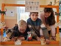 9. Uczniowie ustawiają się do zdjęcia fotobudka. 