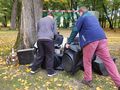 4. Dwie osoby ustawiają zużyte sprzęty na miejscu zbiórki 