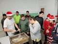 chłopcy i dziewczynki oglądają maszyny pan demonstruje