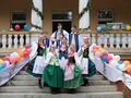 Krotoszanie pozują na schodach do zdjęcia