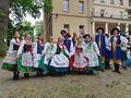 Zespół Tańca Ludowego Krotoszanie pozują na tle ośrodka
