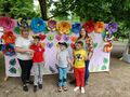 grupa uczniów z nauczycielami pozuja na fotościance
