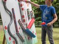 uczeń przy tablicy sensorycznej