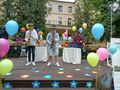 uczeń z bratem gra na saksofonie