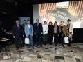 wyróżnieni uczestnicy organizatorzy oraz zaproszeni goście stoją w sali kinowej z tyłu prezentacja multimedialna z napisem 3 Gala Filmu Szkolnego
