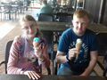13. Harcerze jedzą pyszne lody 
