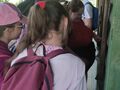 2. Harcerze stoją przy chatce w Świecie Bajek 