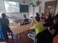 Uczniowie znajdują się w klasie oglądają fim wyświetlany na tablicy interaktywnej
