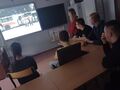 Uczniowie znajdują się w klasie oglądają fim wyświetlany na tablicy interaktywnejjpg