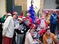 10. uczniowie na spotkaniu ze św. MIkołajem pozują do zdjęcia razem z nauczycielami