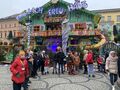2. uczniowie na jarmarku stoją razem z nauczycielami