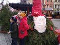 8. uczniowie na jarmarku stoją przy choince przebranej za mikołaja