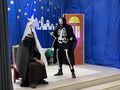6.jasełka występ uczniów uczniowie i nauczyciele przebrani za śmierć i heroda stoją na scenie