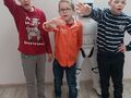 1.2 Troje uczniów z robotem na sali zabaw 