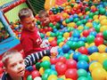 3. Uczniowie podczas zabawy w kolorowych kulkach 