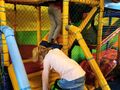 8. Uczniowie wspinający się po schodach 