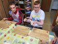 2. Darek i Bartek nacinają nożem kielbasę z dwóch stron